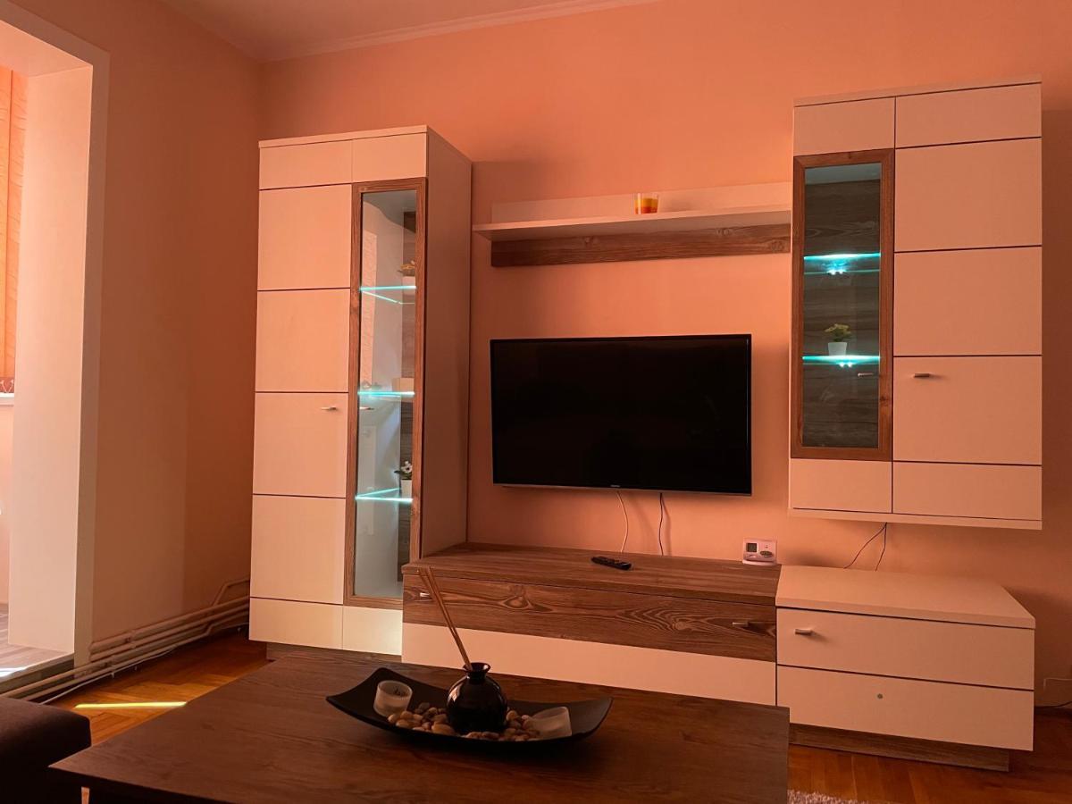 Soho Apartment Fagaras - 1 Bedroom & Extensible Couch Kültér fotó